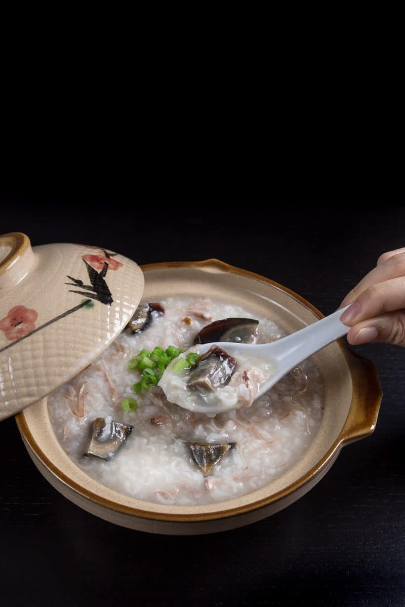 10 Ingredienser + 10 minutter prep for at gøre denne trøstende kinesiske århundrede æg svinekød Congee i trykkoger opskrift prisT! Cremet ris grød med fugtig strimlet svinekød plus sej århundrede æg. Let sundt måltid med en gryde, der er sååå tilfredsstillende at spise!