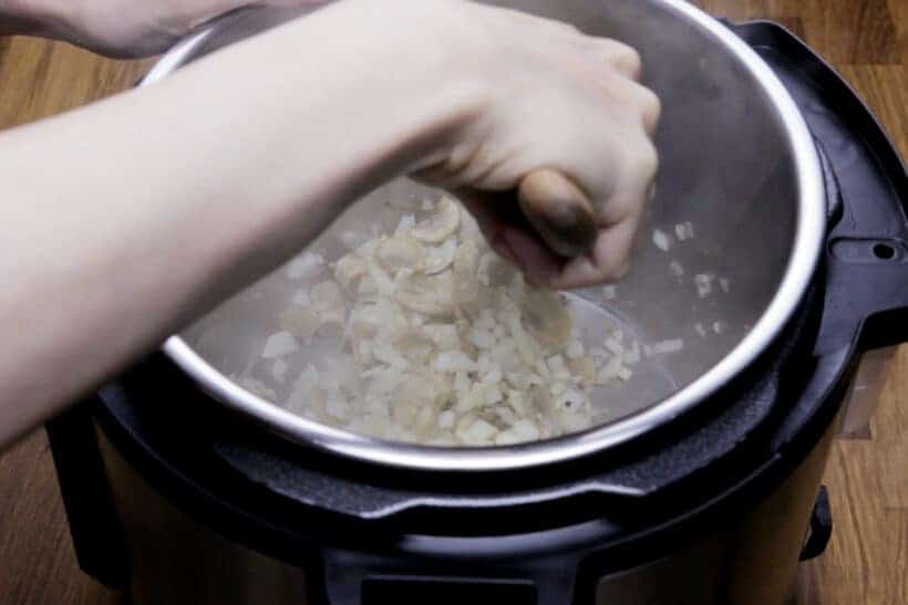 saute mushrooms, onions, garlic in Instant Pot Pressure Cooker  #AmyJacky #InstantPot #PressureCooker #recipe