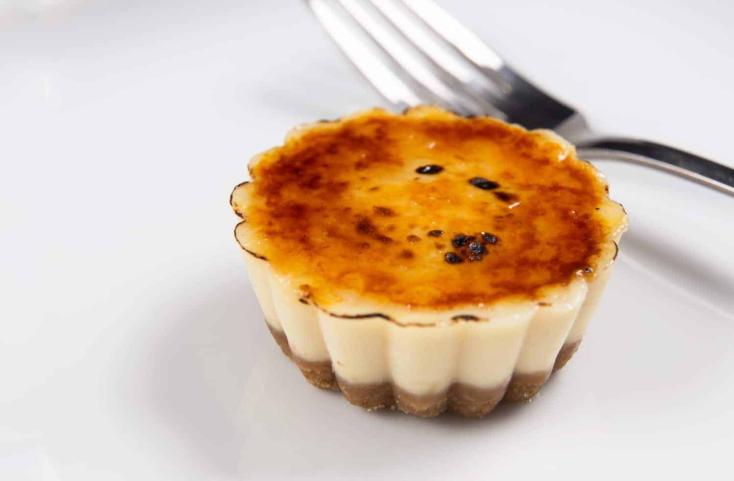 Instant Pot Cheesecake Creme Brulee Bites Recipe: Make these crowd-pleasing pressure cooker cheesecake bites. A luxuriously rich & dense cheesecake, matched with crisp buttery crust and crackable sweet caramel. Impress your guests with this taste of heaven in one bite!