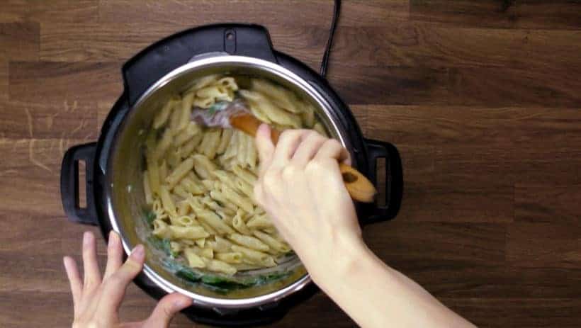 Mix baby spinach & Alfredo sauce