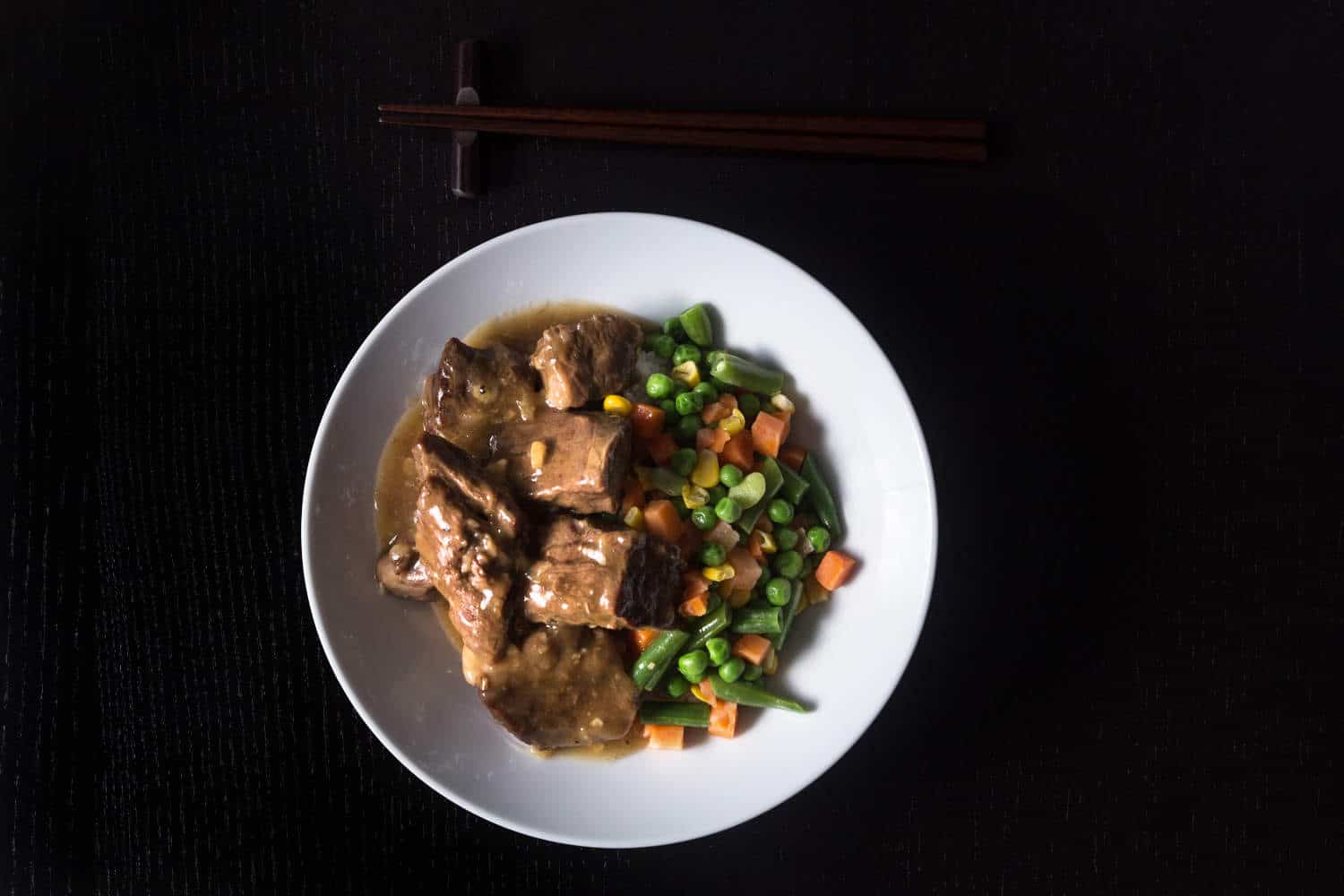 Easy Instant Pot HK Garlic Beef Rice Bowl in pressure cooker: Comforting One Pot Meal with Pot-in-Pot rice, tender beef in fragrant garlic sauce.