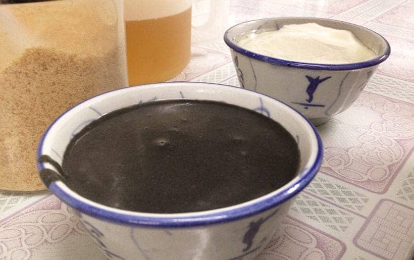 Chinese dessert shop in Hong Kong: Amy Jacky eating Black Sesame Soup 生磨芝麻糊 & Tofu Pudding 豆腐花 (Douhua)