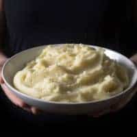 Michelin-Stern-inspiriertes Instant-Pot-Kartoffelpüree-Rezept: Wie man aus 4 einfachen Zutaten die besten hausgemachten Kartoffelpürees macht. Cremig glatter, flauschiger und butterartiger Löffel des Himmels.