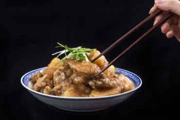 Instant Pot HK Braised Chicken with Potatoes Recipe 薯仔炆雞翼 (Pressure Cooker HK Braised Chicken with Potatoes): Recreate Childhood Favorite - tender chicken meshed with creamy potatoes in hearty gravy. Simple ingredients packed with delicious tastes like home. #instantpot #instantpotrecipes #pressurecooker #chineserecipes #recipes #pressurecooking #powerpressurecooker #chickenrecipes