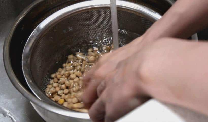 Instant Pot Hummus: rinse chickpeas  #AmyJacky #InstantPot #PressureCooker #recipe #vegan #GlutenFree #vegetarian
