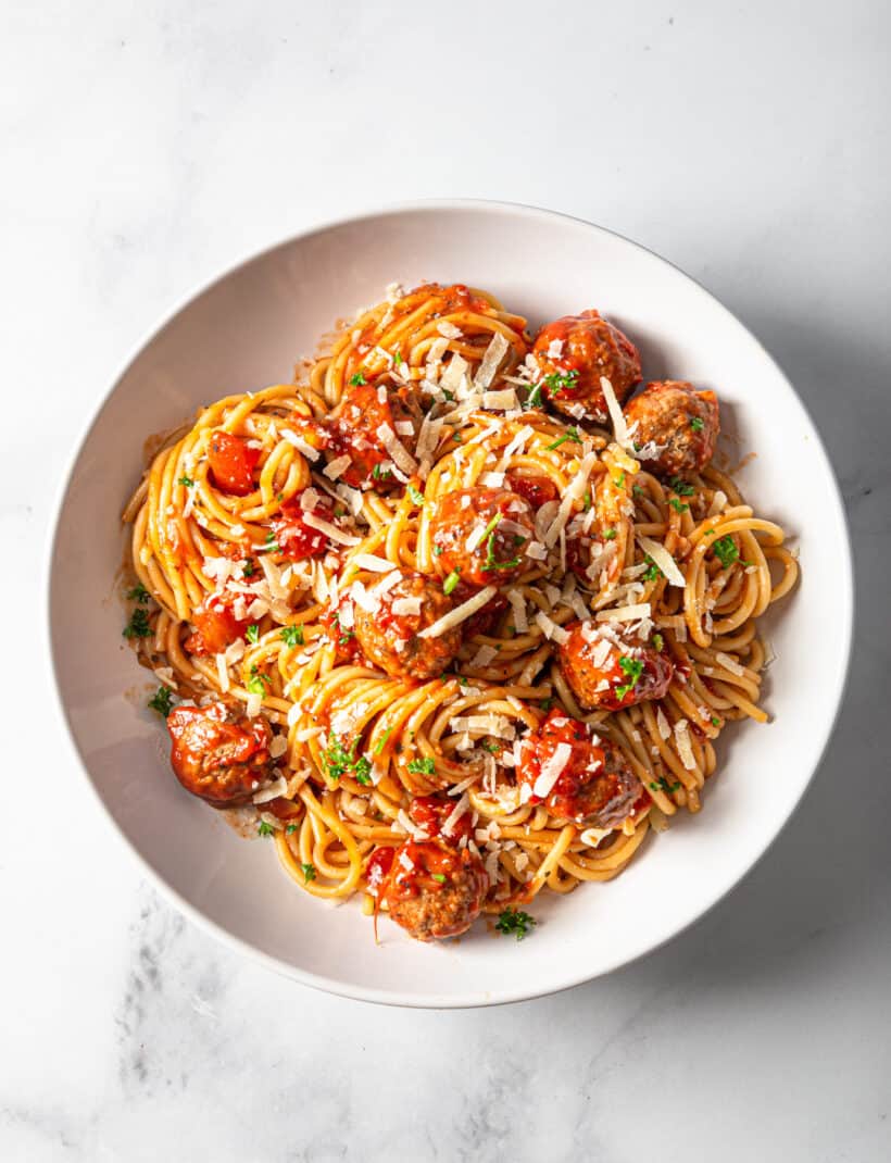 Instant-Topf mit Spaghetti und Fleischbällchen